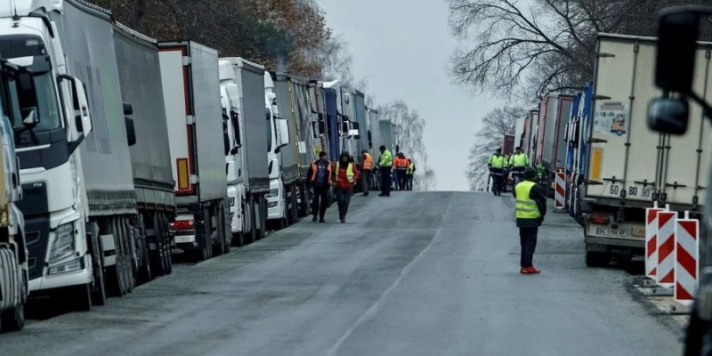 Частково домовилися. Поляки пустять порожні вантажівки на&nbsp;ПП Ягодин через окрему чергу