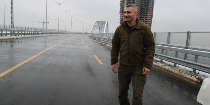 Як&nbsp;змогли. У&nbsp;Києві частково відкрили рух багатостраждальним Подільсько-Воскресенським мостом