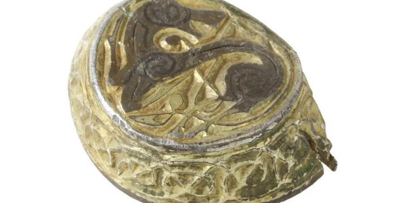 Красивий і загадковий. У&nbsp;Великій Британії археологи знайшли позолочений артефакт невідомого призначення