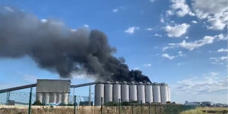 Ла-Рошель під вогнем. У&nbsp;великому французькому порту сталася масштабна пожежа на&nbsp;зерносховищі