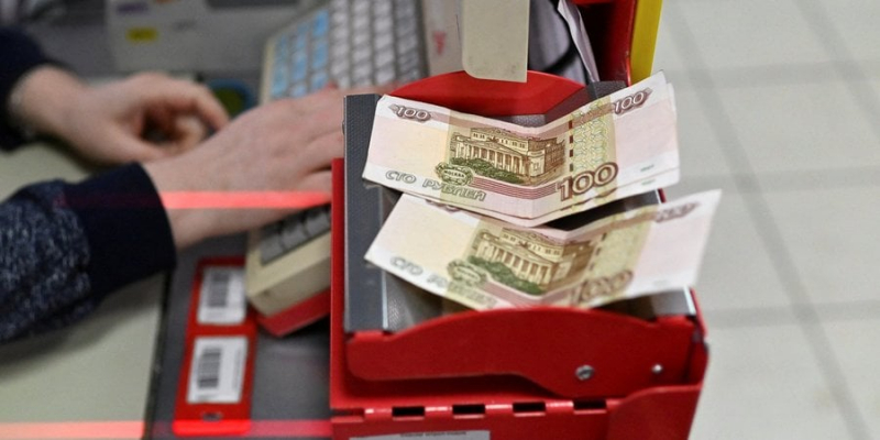 Набіулліна у відпустці. Курс долара в&nbsp;Росії перевищив позначку в&nbsp;100 рублів