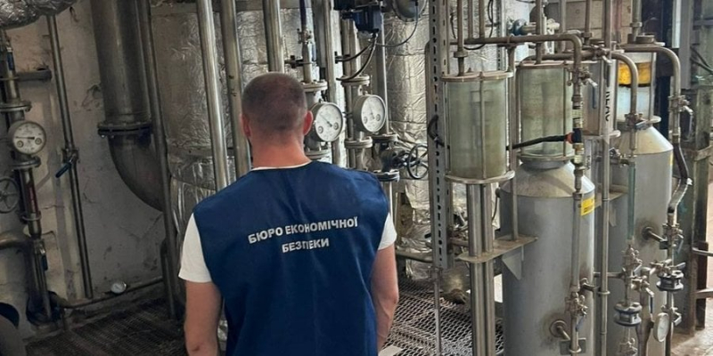 Принаймні у&nbsp;неробочий час. БЕБ викрило працівників спитзаводу на&nbsp;Житомирщині, що&nbsp;крали по&nbsp;10 тонн спирту щодоби
