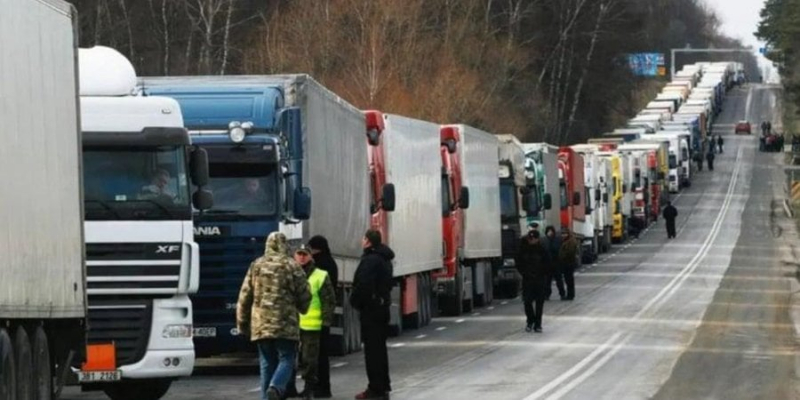 Рух є, але вкрай повільний. На&nbsp;кордоні з&nbsp;Польщею заблоковано чотири пункти пропуску, у&nbsp;черзі 3700 вантажівок&nbsp;&mdash; ДПСУ