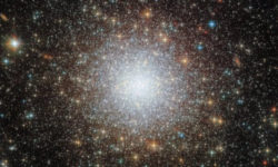 Щось дивовижне. Телескоп Hubble зафіксував зіркове скупчення, схоже на снігову кульку — фото