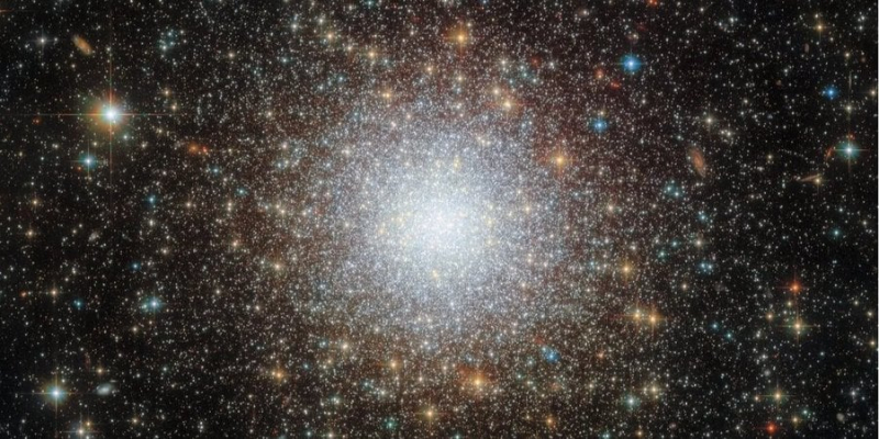 Щось дивовижне. Телескоп Hubble зафіксував зіркове скупчення, схоже на снігову кульку — фото