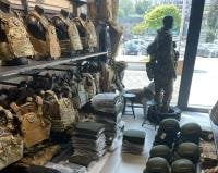 Шоломи та&nbsp;бронежилети. БЕБ викрило компанію, що&nbsp;продавала військову амуніцію, завезену для ЗСУ