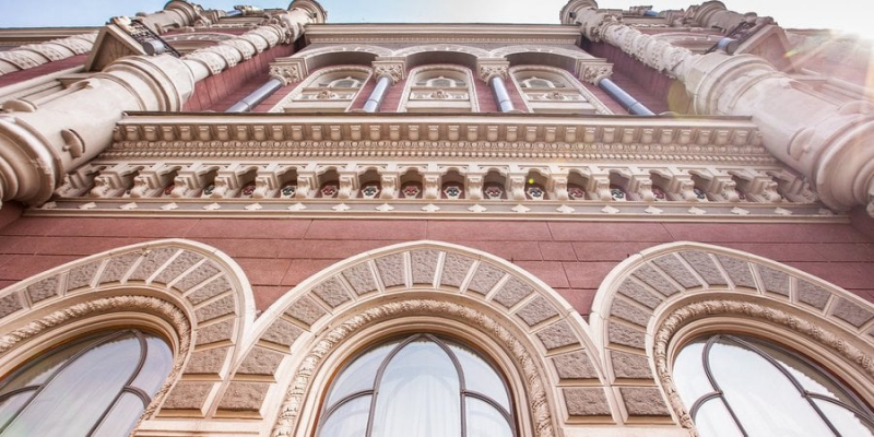 Скільки платять банкірам. NV дізнався середні зарплати в банківській сфері — від голови правління до касира