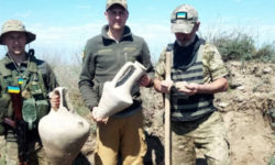 Спонтанна археологія. На Одещині бійці тероборони знайшли стародавні амфори — фото