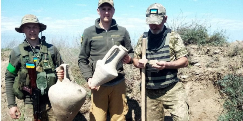 Спонтанна археологія. На&nbsp;Одещині бійці тероборони знайшли стародавні амфори&nbsp;&mdash; фото