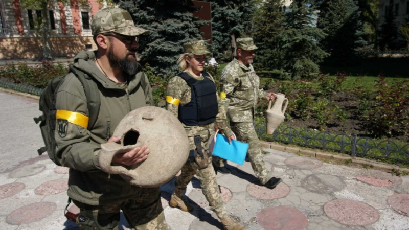 Спонтанна археологія. На&nbsp;Одещині бійці тероборони знайшли стародавні амфори&nbsp;&mdash; фото