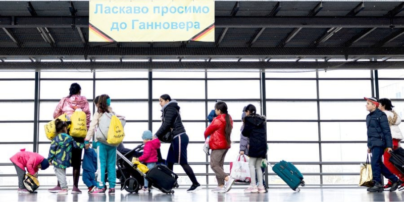 Там, де&nbsp;нас нема. Як&nbsp;українці за&nbsp;кордоном перетворюються з&nbsp;втікачів від війни в&nbsp;трудових мігрантів&nbsp;&mdash; огляд&nbsp;NV