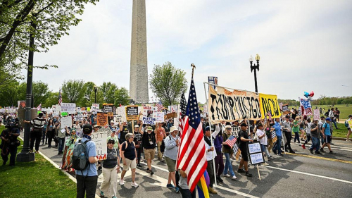 Тысячи протестующих против политики Трампа вышли на улицы в США (фото, видео)