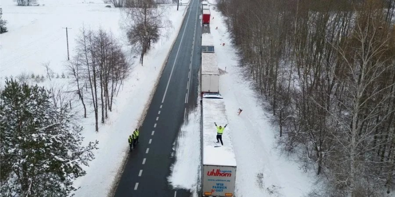У&nbsp;черзі лише тисяча автівок. Рух вантажівок на&nbsp;кордоні зі Словаччиною відновлюється
