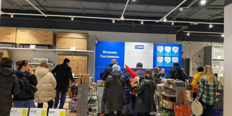 У вогні не горить. У Гостомелі відновили магазин JYSK, який було знищено під час битви за Київ — фото