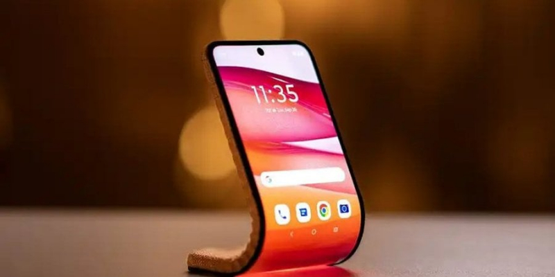 Унікальна річ. Motorola презентувала гнучкий смартфон, який можна носити на&nbsp;руці як&nbsp;браслет