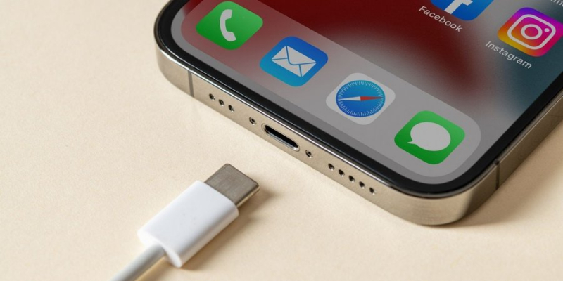 Усім подобається зручність. Роз'єм USB-C в&nbsp;iPhone 15 дасть змогу змінити користувачів Android&nbsp;&mdash; опитування