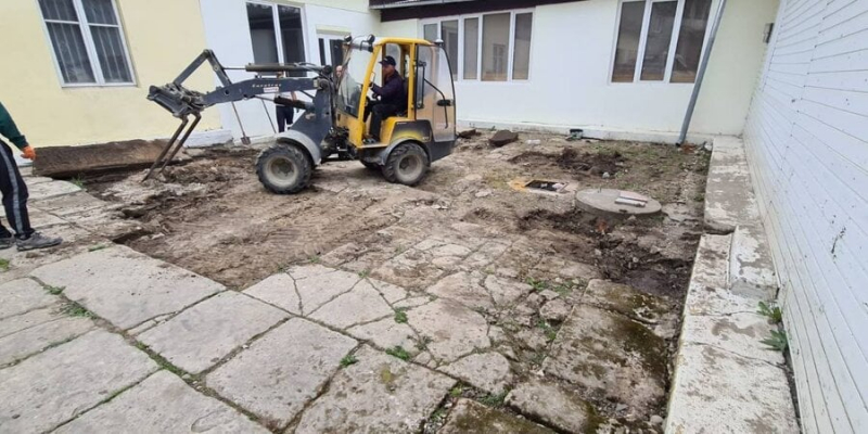 В Івано-Франківській області переносять на&nbsp;кладовище єврейські надгробки. Раніше вони використовувалися в&nbsp;якості тротуарної плитки
