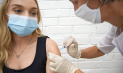 Вакцина пошла по врачам