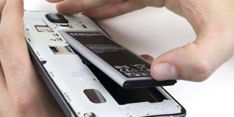 Виробники смартфонів у&nbsp;жаху. У ЄС ухвалили закон про наявність легко замінної батареї в&nbsp;пристроях