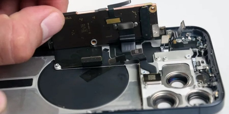 Зате модний. Розбирання iPhone 15 Pro Max показало проблеми з&nbsp;ремонтопридатністю